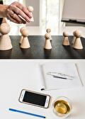 Houten poppetjes voor een opstelling en een kop thee op tafel