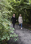 Twee vrouwen wandelen samen over een bospad