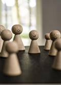Houten poppetjes met gezichtjes op tafel